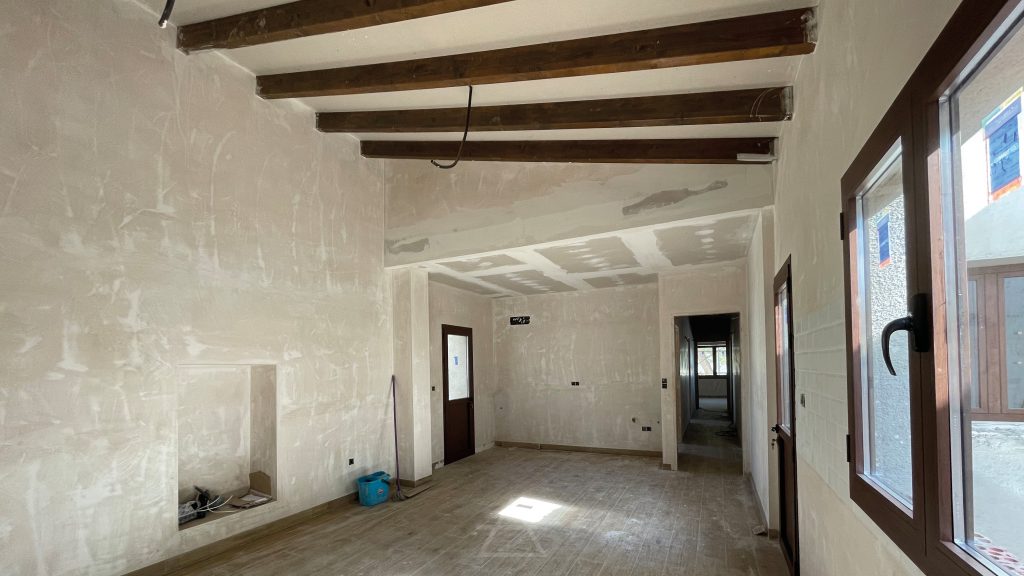 Salón en mitad de una reforma integral