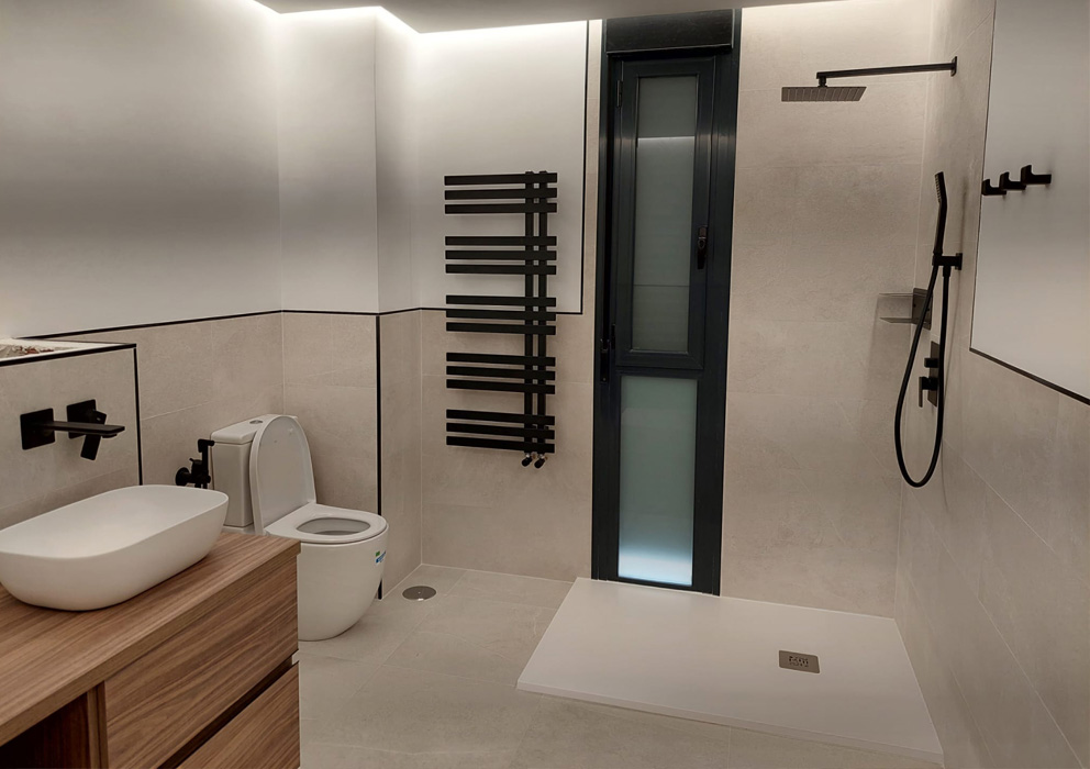 Baño recién reformado moderno